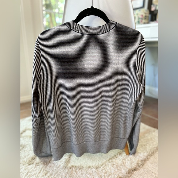 Everlane navy &white striped crew neck - Picture 4 of 5